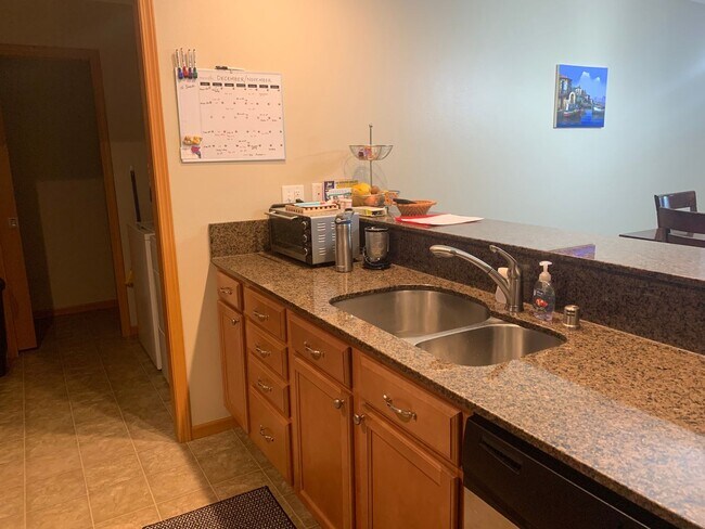 Building Photo - Modern and stylish 3 bedroom home in Lovely Neighborhood