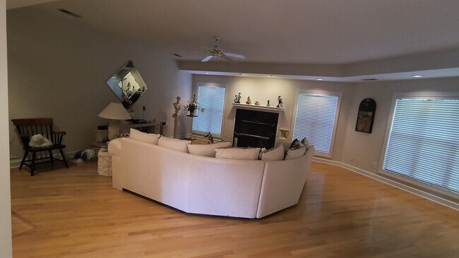 Foto del edificio - 423 Brightwood Dr
