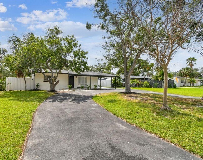 Foto del edificio - 4461 Shore Acres Blvd NE