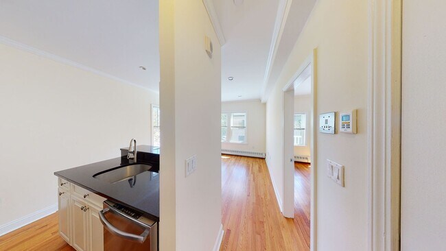 Foto del edificio - 6/1 No Fee! Spacious, sunny 3BR/1.5BA between Harvard & Porter!