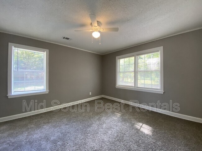 Foto del edificio - 2327 Longstreet Dr