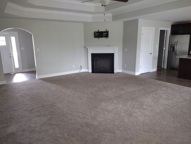 Building Photo - Home close to beach and bases.