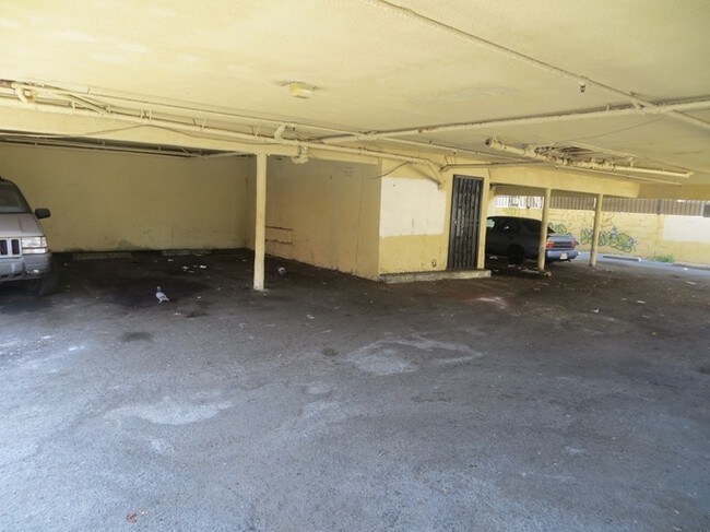 Estacionamiento cubierto - 2670 S Budlong Ave