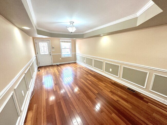 Building Photo - Renovated 2 Bed, 2.5 Bath rowhome with roo...