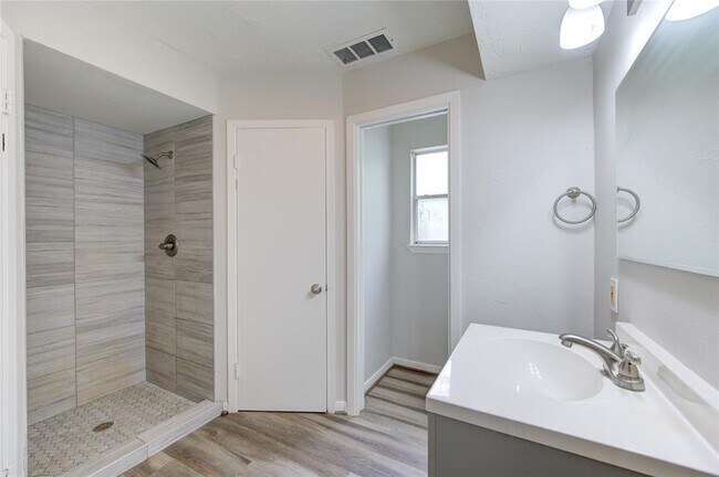 Building Photo - 112 Begonia Ln