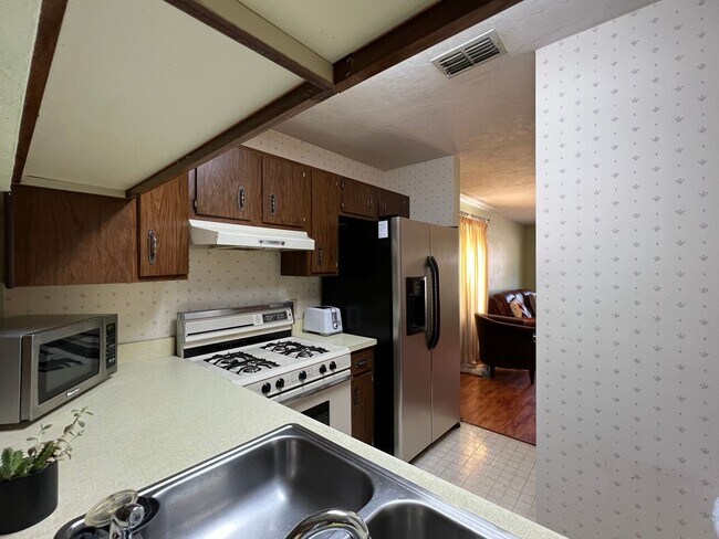 Building Photo - Spacious 2 Bedroom 2 Bath w/Attached 1 Car Garage in Plymouth Place Community