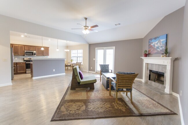 Foto del edificio - 1128 Honeysuckle Dr