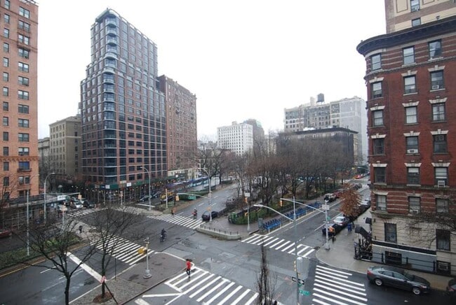 Building Photo - Broadway