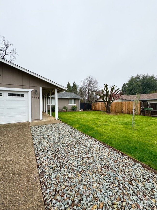 Building Photo - New Year Move-In Special! $300 OFF 1st MONTH RENT!!