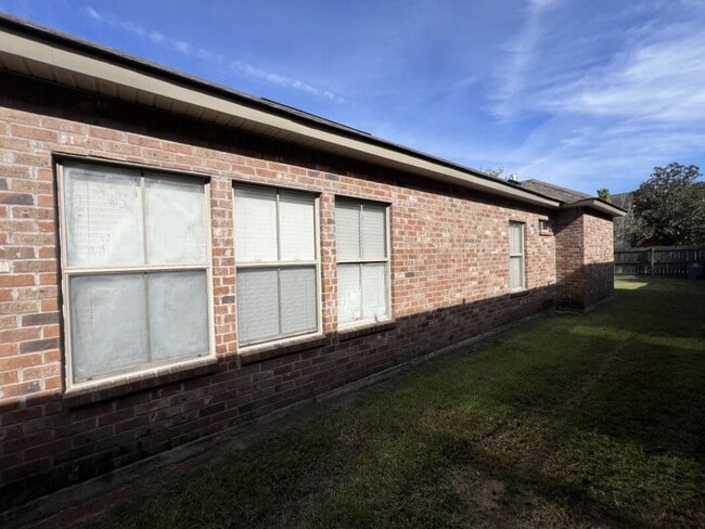 Building Photo - Charming 3-bedroom 2-bathroom in South Burbank Neighborhood!