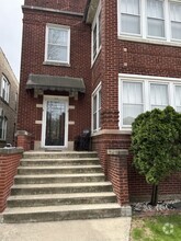 Building Photo - 5107 W Cullom Ave