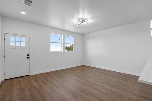 Building Photo - 533 Hackberry Rd