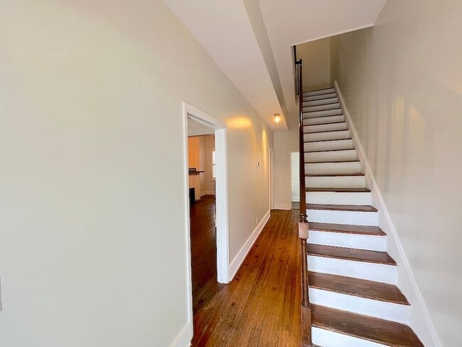 Building Photo - 2 BED | 2.5 BATH | DOWNTOWN LIVING | PRIVATE COURTYARD | WALK TO EVERYTHING