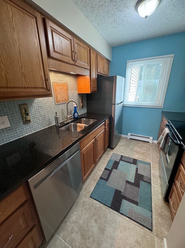 Building Photo - 3 BEDROOM CONDO WITH A 1 CAR GARAGE AND IN...