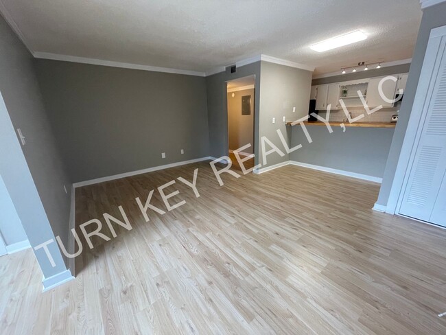 Building Photo - 408 Skyview Dr