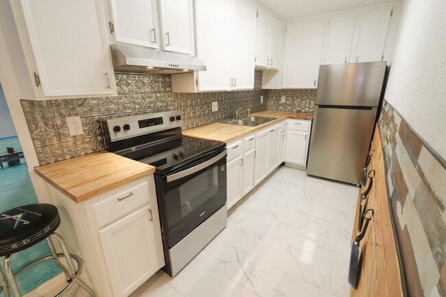 Building Photo - 751 Los Felices Cir W