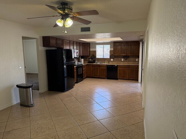 Foto del edificio - Centrally Located Home with Newer Energy E...