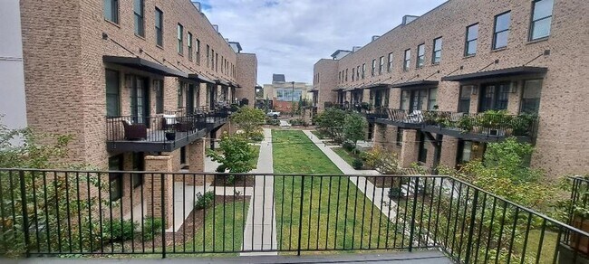 Foto del edificio - 717 Katherine Johnson Ln