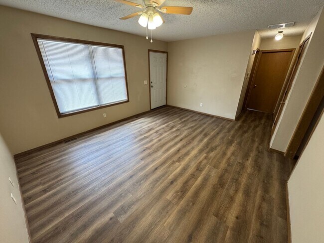 Foto del edificio - Recently updated 2 bed 1 bath Duplex with garage available now!