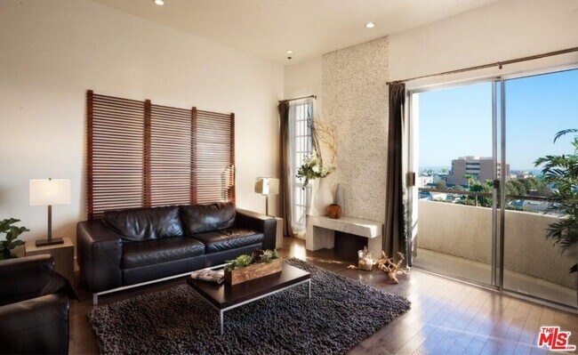 Foto del edificio - 8811 Burton Way