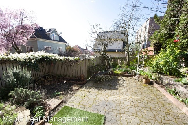 Building Photo - 2 br, 2 bath House - 303 13th Ave E #103