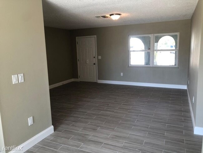 Building Photo - 3 br, 1 bath House - 1261 Watersedge Dr.