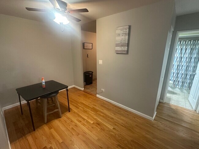 Foto del edificio - 7854 S South Shore Dr