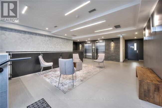 Photo du bâtiment - 690-690 King St W