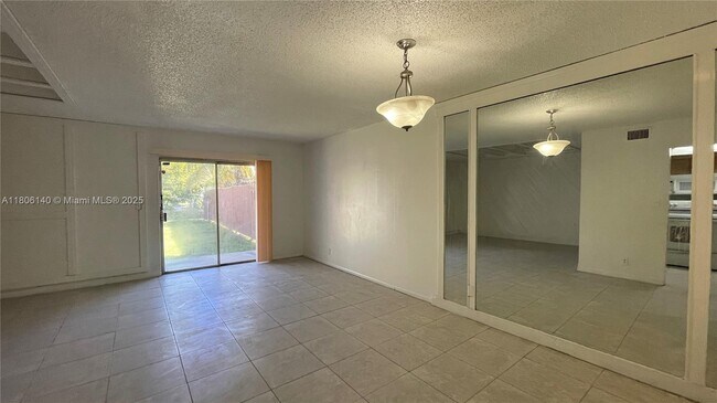 Building Photo - 918 SW 74th Ave