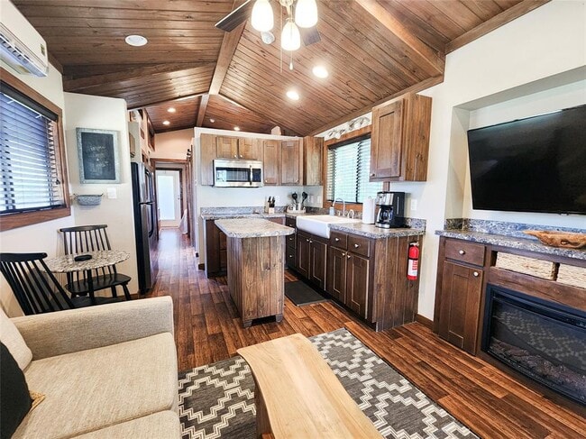 Building Photo - 300 Park Ave