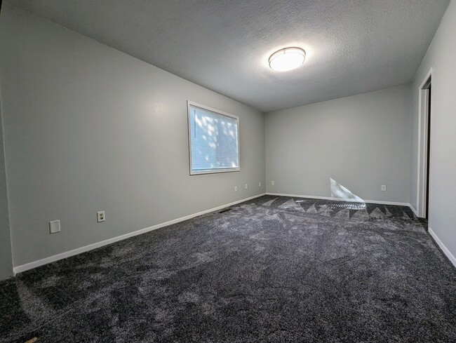 Building Photo - 310 N 11th St