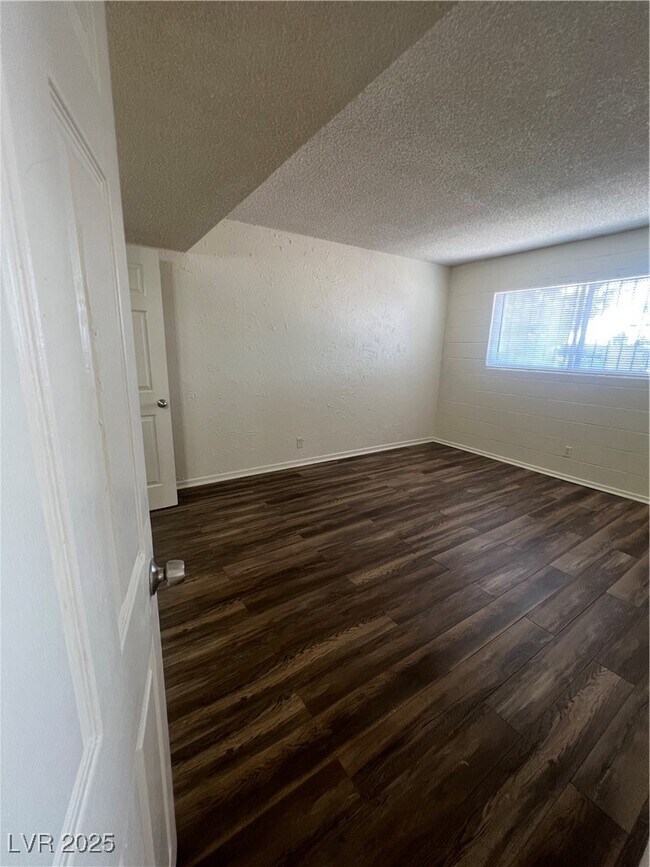 Foto del edificio - 595 S Royal Crest Cir