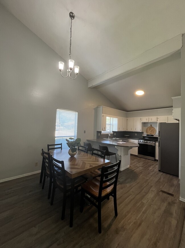 Foto del edificio - 4802 N Britton Dr