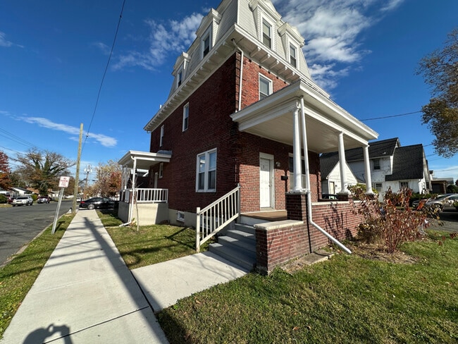 Building Photo - 252 Parkway Ave