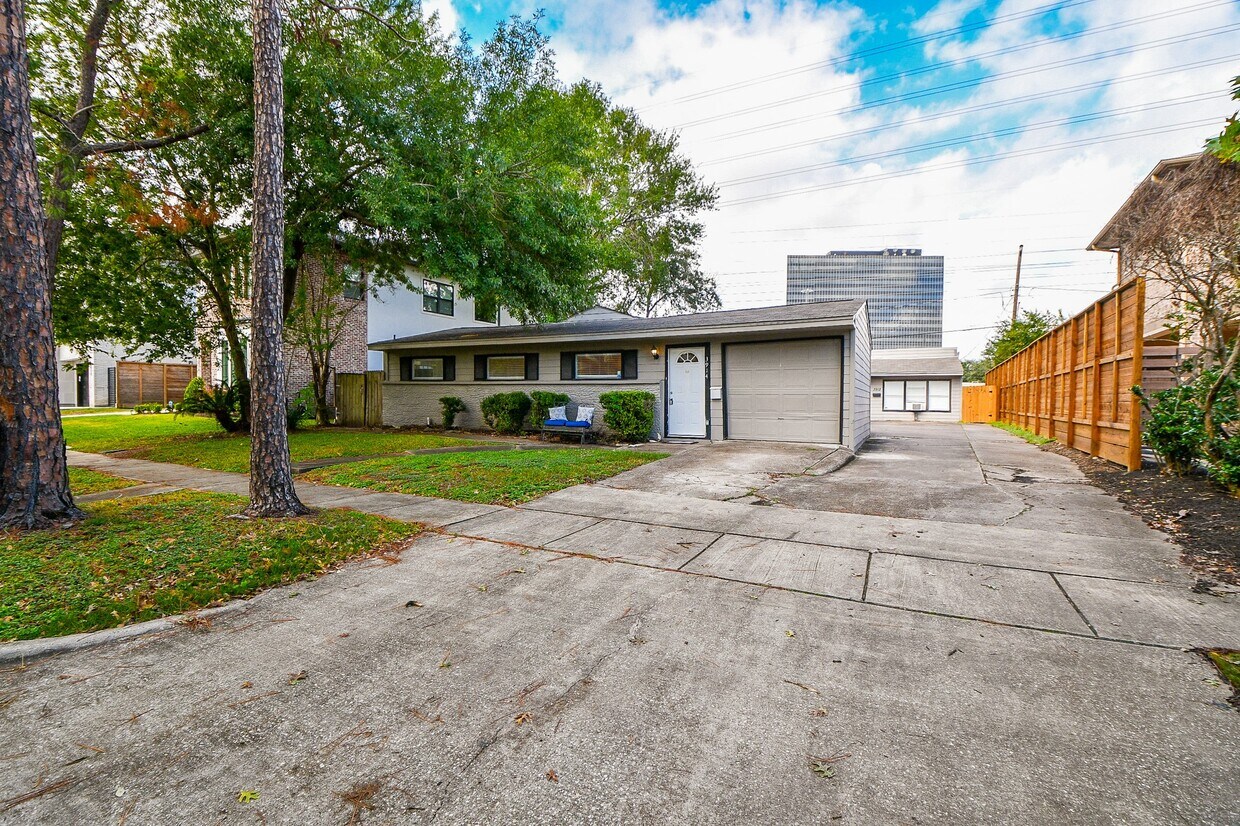 Foto principal - 3914 Childress St