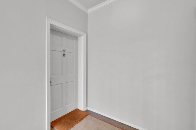 Foto del edificio - Fully furnished and thoughtfully updated top-floor condo in the heart of Dilworth at desirable My...