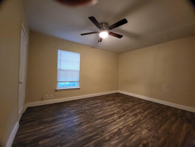 Foto del edificio - 1915 Poage Ave