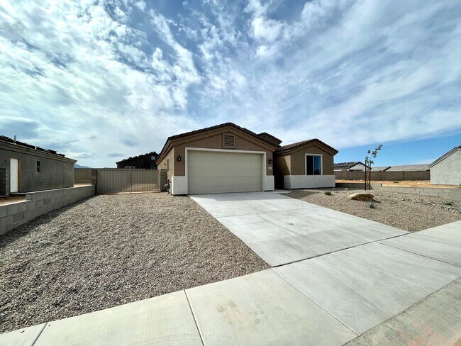 Building Photo - Beautiful 3 Bedroom Home in Kingman Crossing!