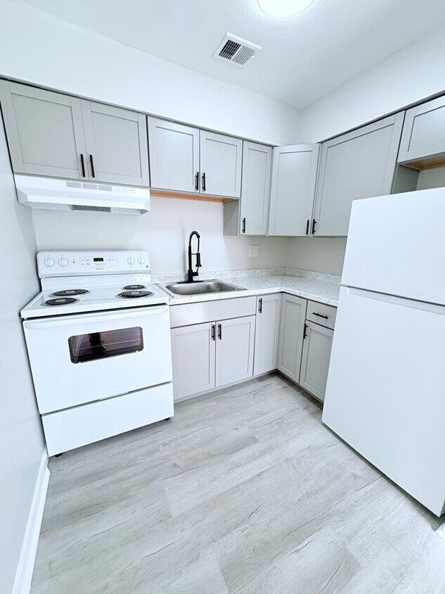 Building Photo - Chanteau Ln