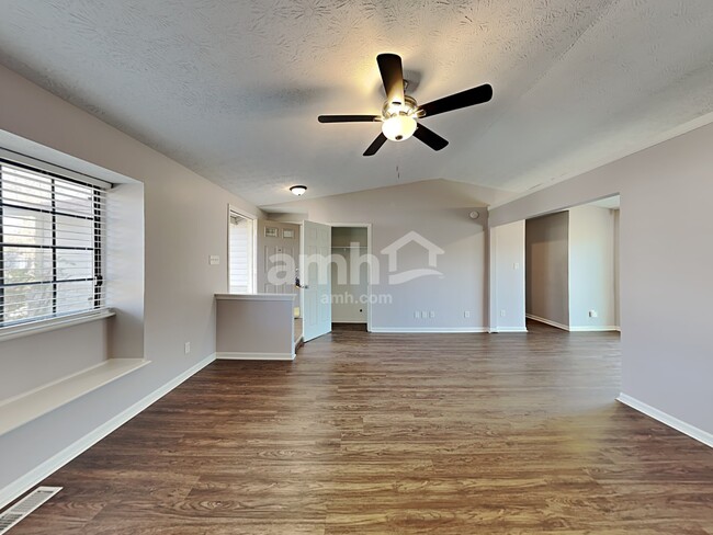 Foto del edificio - 5823 Timber Lake Way