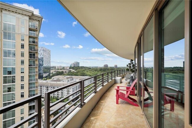 Building Photo - 700 Park Regency Pl NE