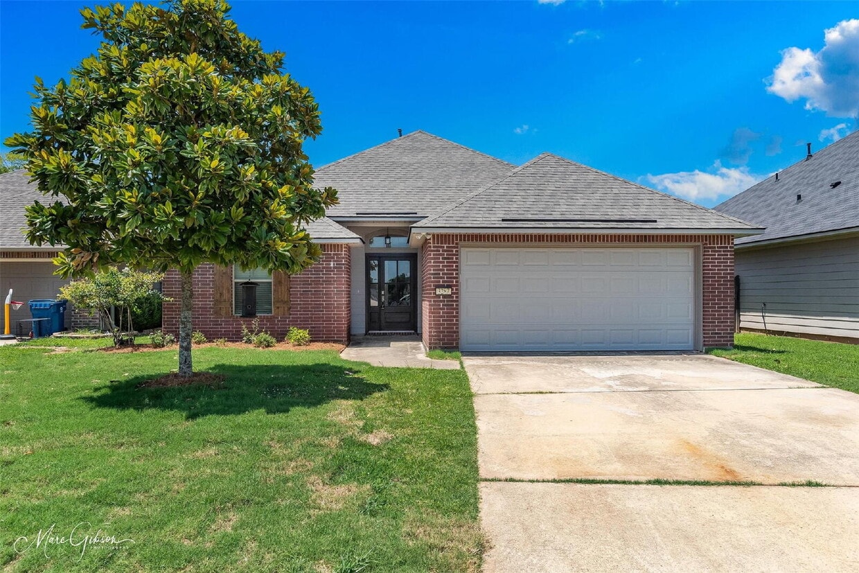 Primary Photo - "Charming 3-Bedroom Retreat with 2 Full Ba...