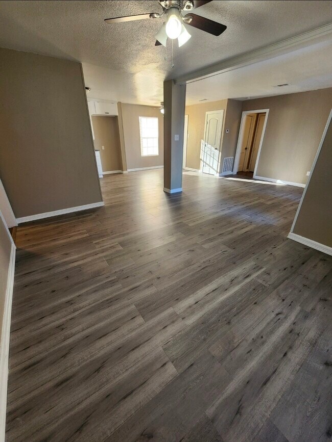 Building Photo - Move in ready!