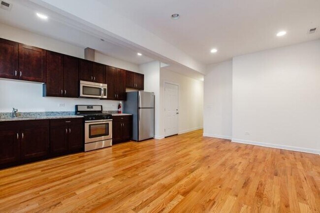 Foto del edificio - 4 bedroom in Chicago IL 60653