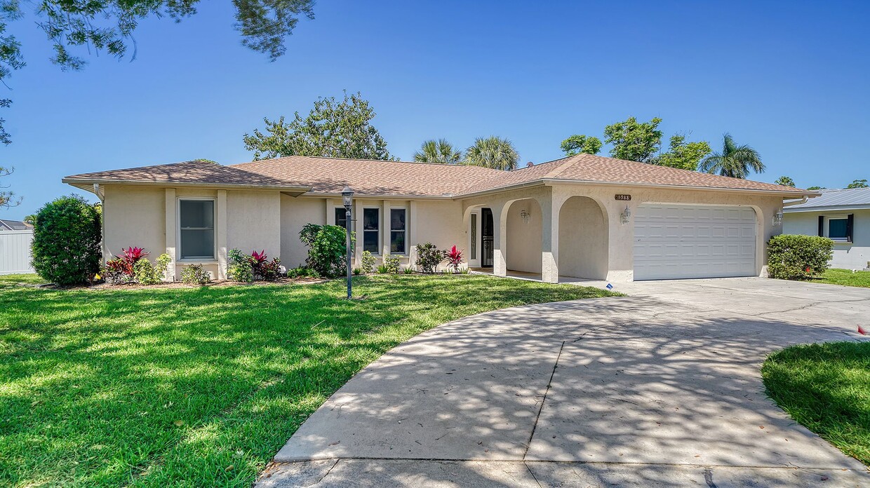 3 Bedroom, 2 Bath Home with Pool Near Sies... - 3 Bedroom, 2 Bath Home with Pool Near Sies...