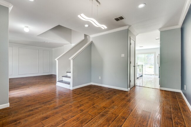Building Photo - 320 S Mesa Verde Way