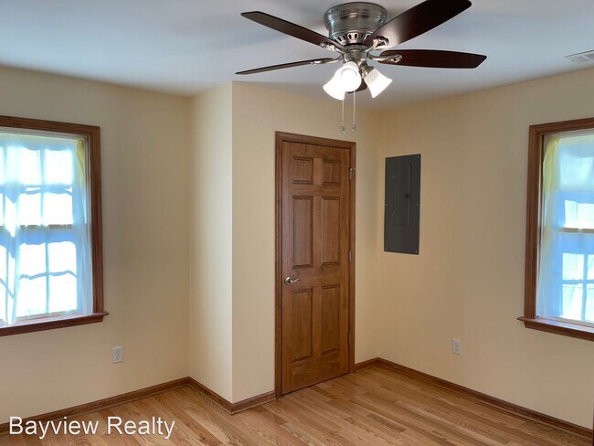 Foto del edificio - 3 br, 1 bath House - 9617 18th Bay St.