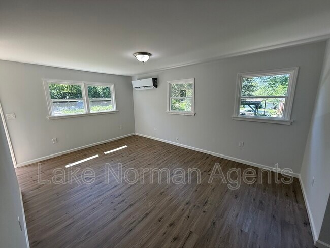 Foto del edificio - 2320 Shade Tree St