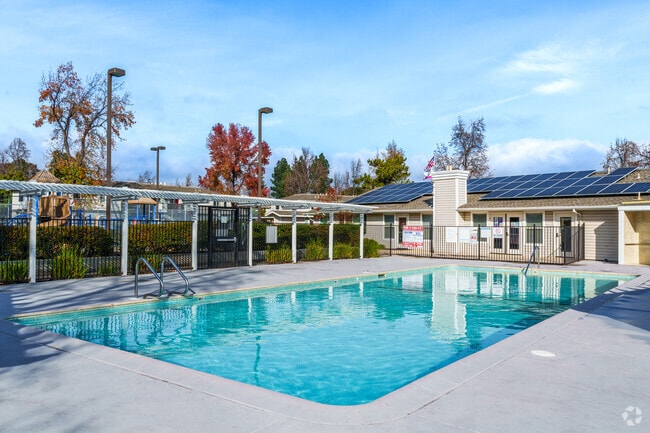 Piscina - Clayton Crossing Apartments