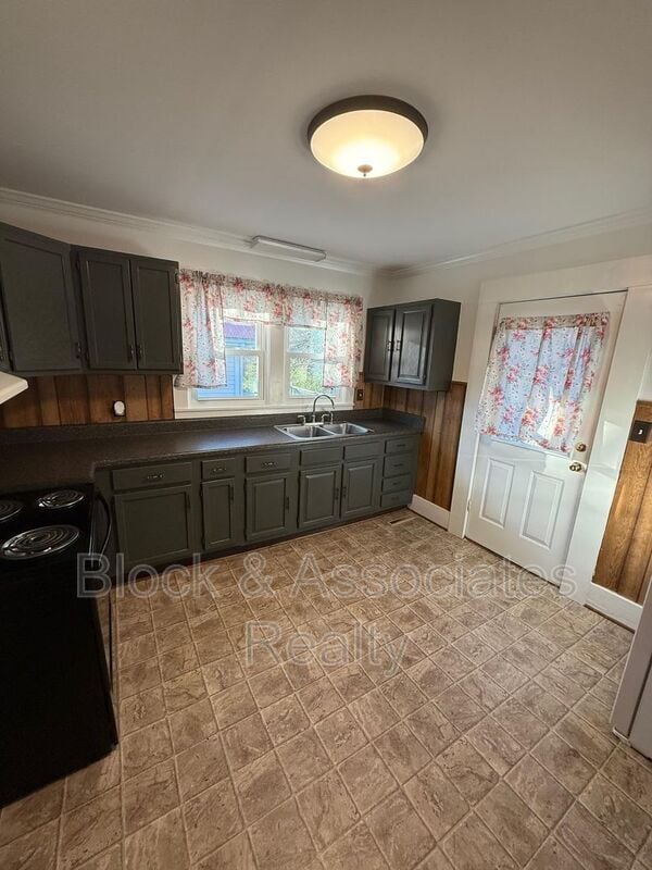 Building Photo - 524 W Wainman Ave